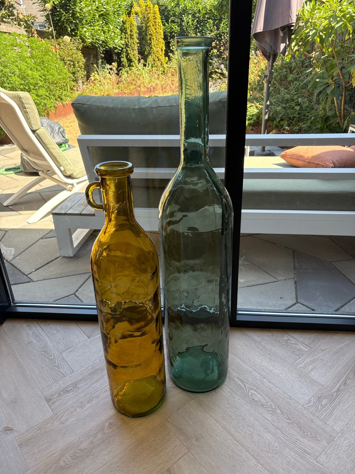 2 Grote Decoratieve Glazen Vazen - Amber & Groen, Huis en Inrichting, Woonaccessoires | Vazen, Ophalen, Zo goed als nieuw, Groen
