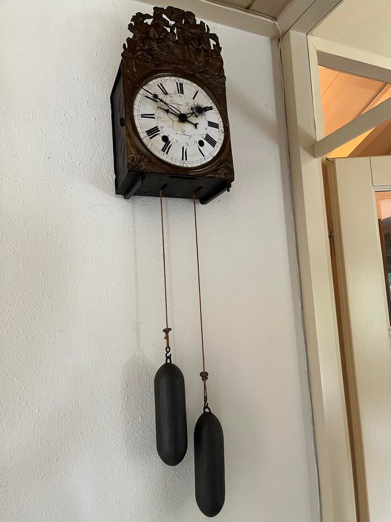 Antieke wandklok met gewichten, Ophalen