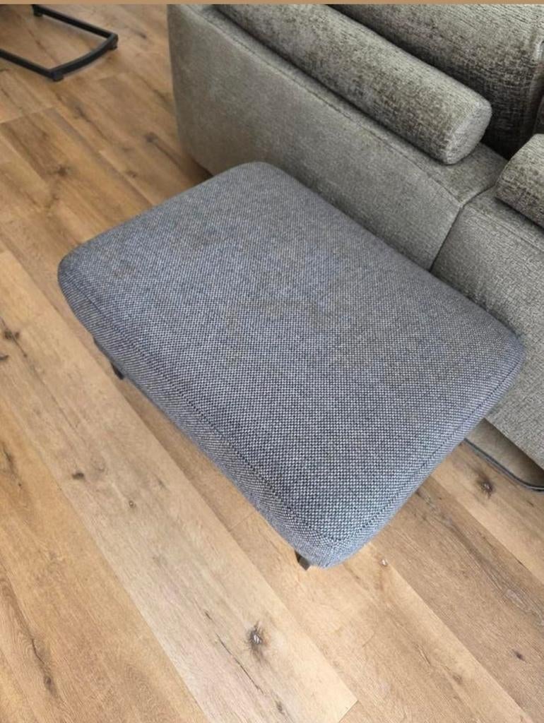 Hocker/poef grijs van Montel, Huis en Inrichting, Banken | Voetenbanken en Poefen, Ophalen, Gebruikt, Vierkant, 75 tot 100 cm