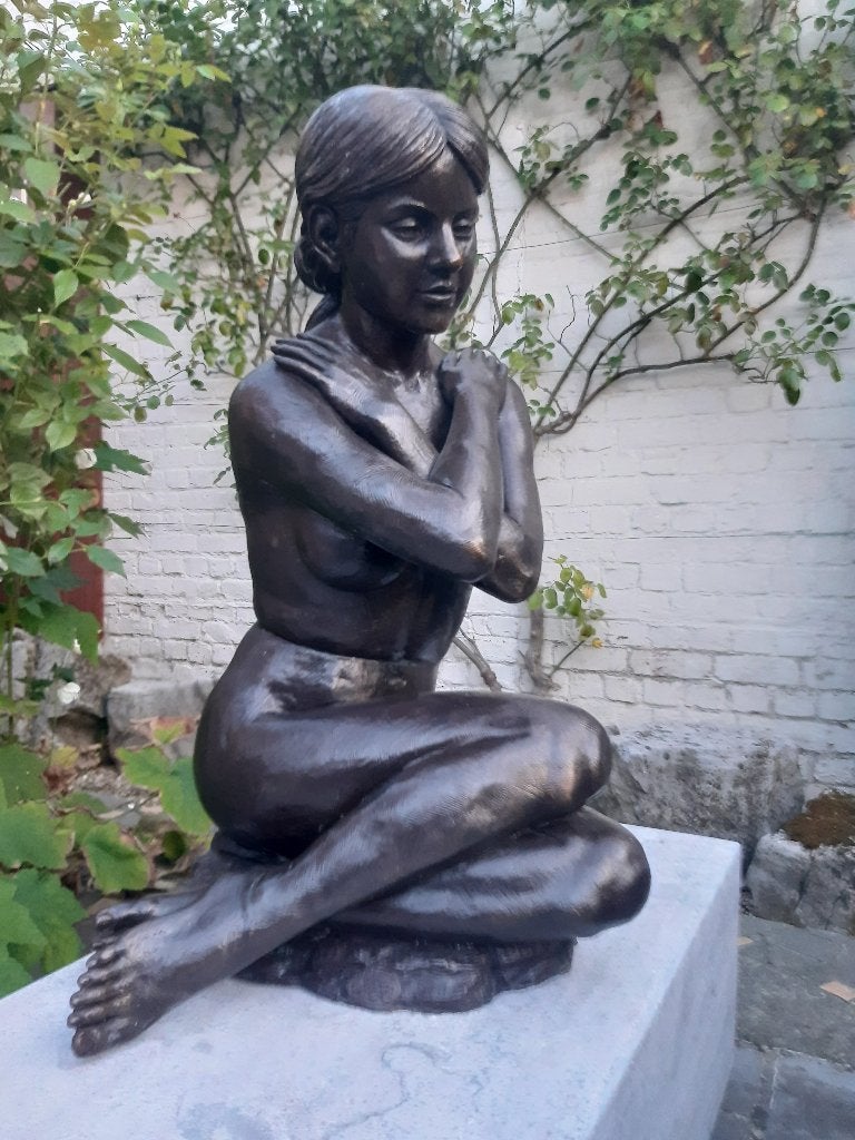 BRONZEN SENSUELE DAME ZITTEND NAAKT KUNSTBEELD LAGE PRIJS!, Tuin en Terras, Tuinbeelden, Ophalen of Verzenden, Nieuw, Overige materialen