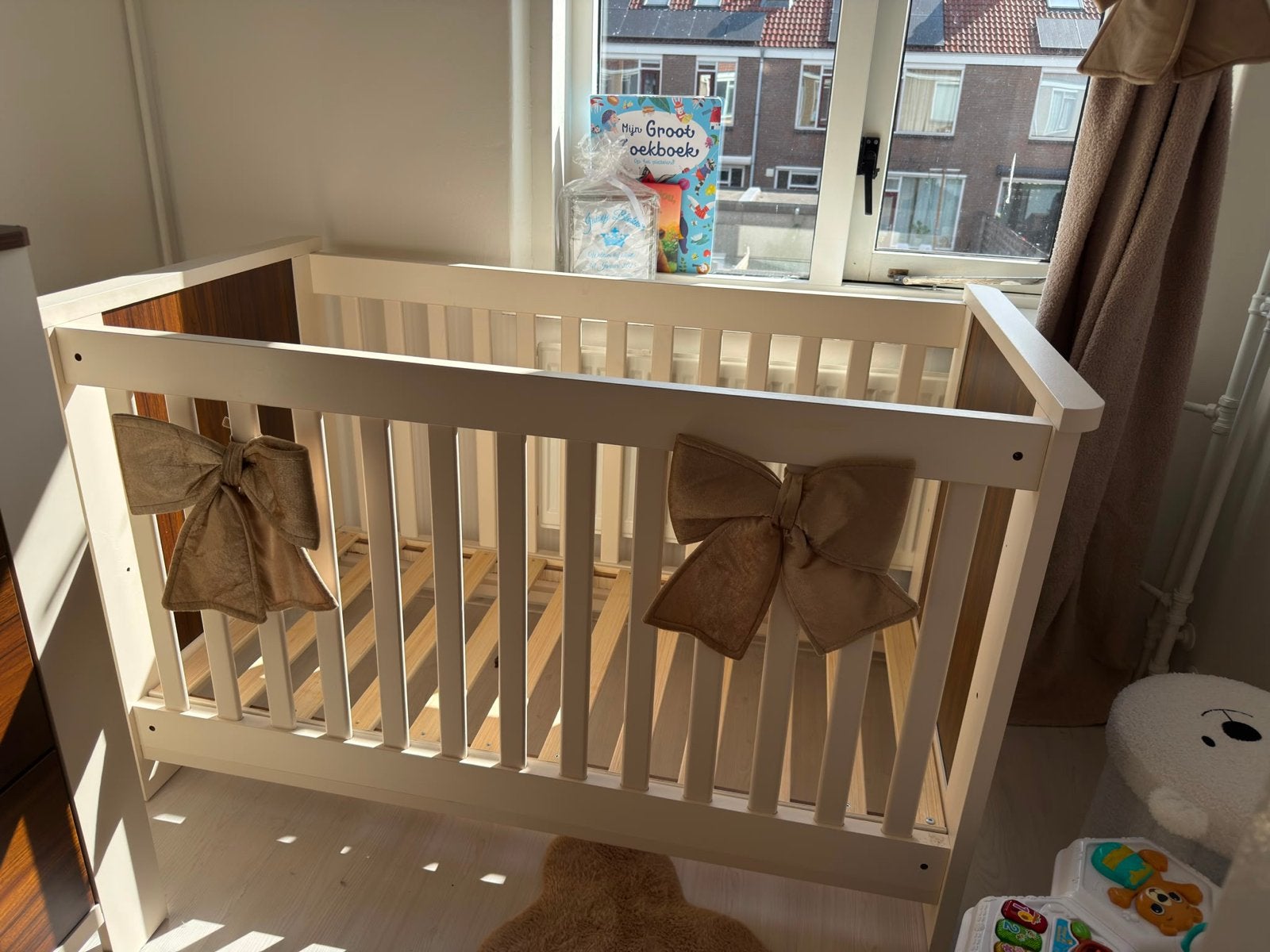 Babybedje met lattenbodem comode en wandplankje, Ophalen, 70 tot 85 cm, 140 tot 160 cm, Zo goed als nieuw