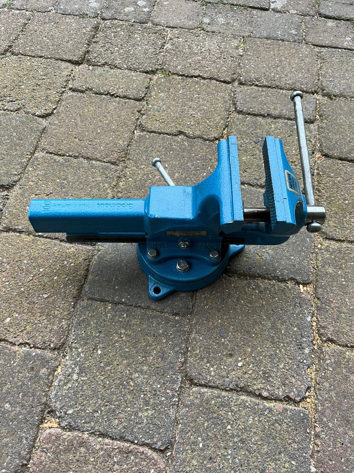 Te koop Heuer bankschroef 100mm met draaiplateau, Ophalen of Verzenden, Zo goed als nieuw, 70 tot 120 cm, Bankschroef