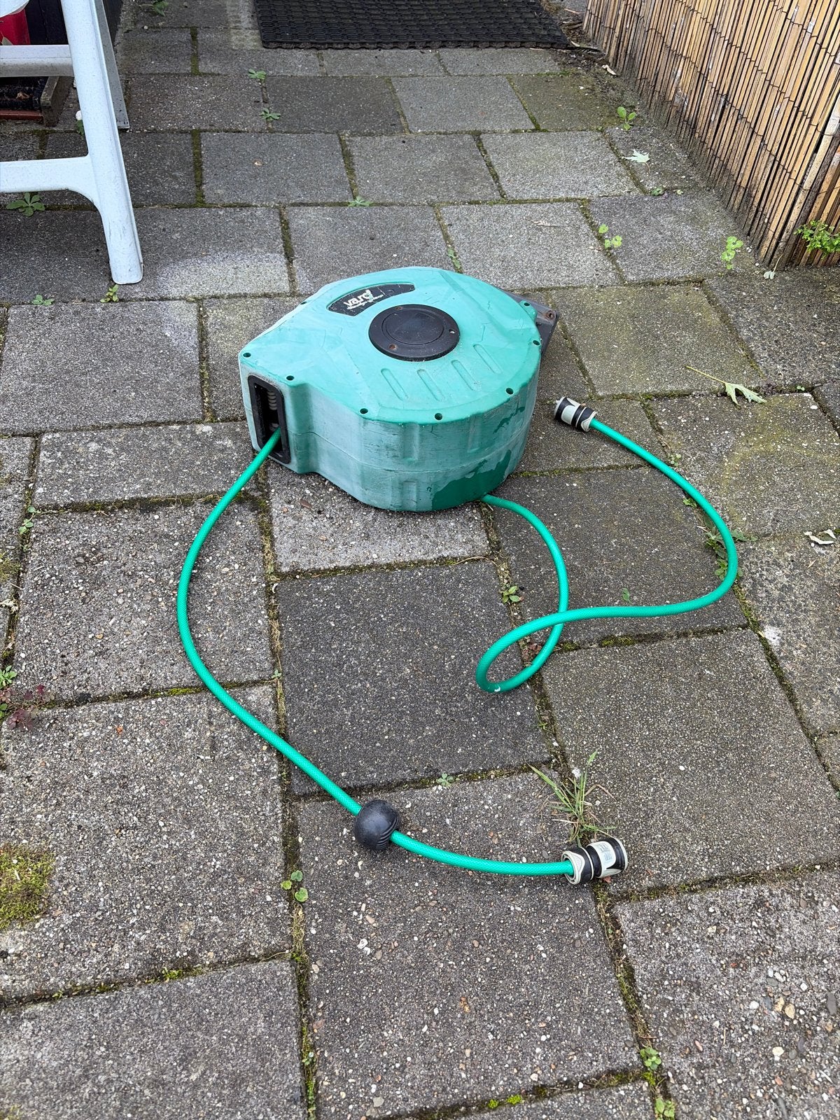Tuinslang met muurbeugel - Verkleurd, maar functioneel, Ophalen, Gebruikt, Tuinslang