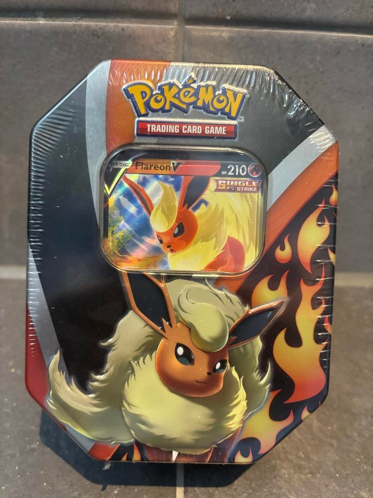 Pokémon TCG: A Tin for the Eons! Flareon V Tin (Nieuw), Hobby en Vrije tijd, Verzamelkaartspellen | Pokémon, Nieuw, Overige typen