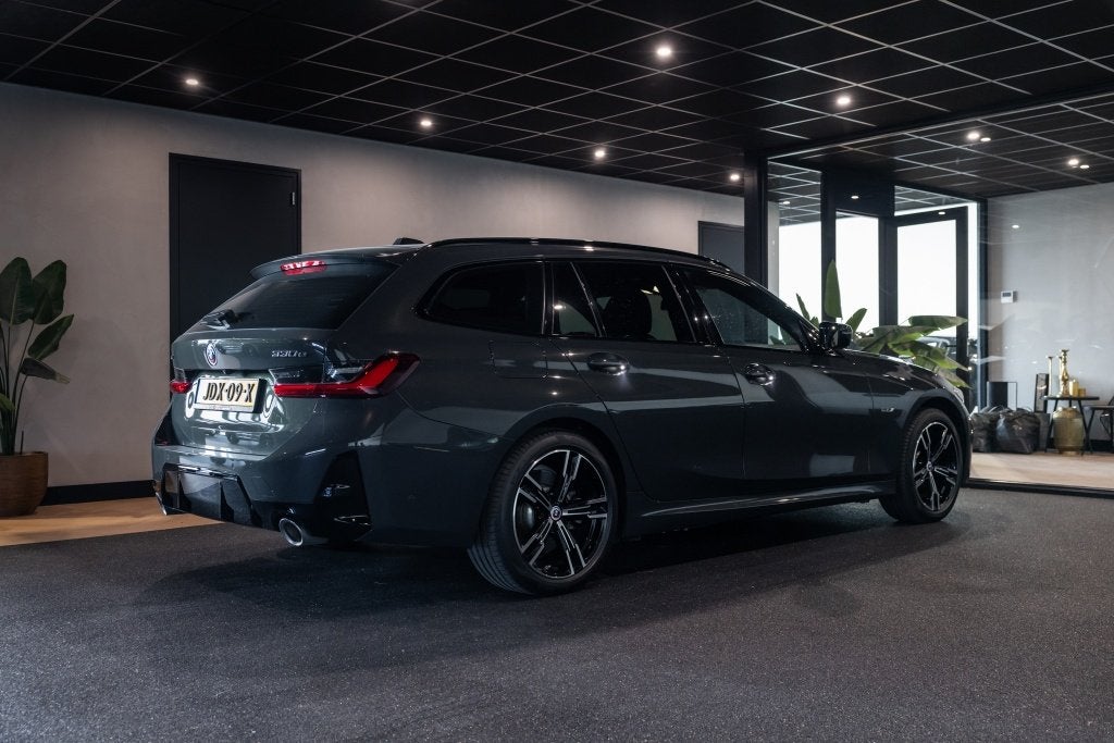 BMW 3 Serie Touring 330e xDrive M Sport | HuD | Pano | Memor, 4 cilinders, Plug-in hybride, Hybride Elektrisch/Benzine, 3-Serie