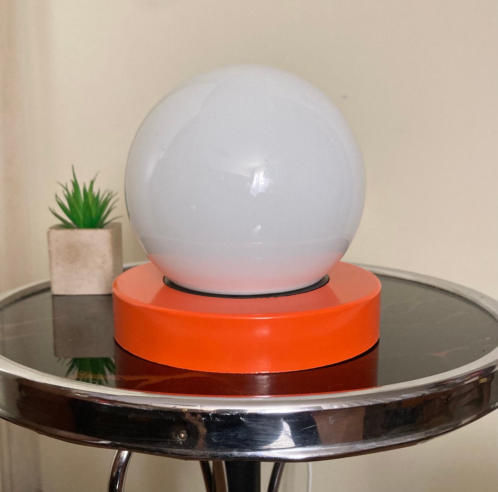 Vintage jaren 70 lamp oranje met een witte melkglas bol., Huis en Inrichting, Vintage, Oranje, Zo goed als nieuw, E27 (groot)