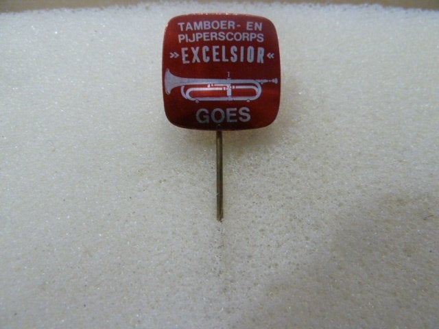 Vintage Speldje Tamboer- en Pijperscorps Excelsior Goes, Ophalen of Verzenden, Gebruikt, Stad of Land, Speldje of Pin