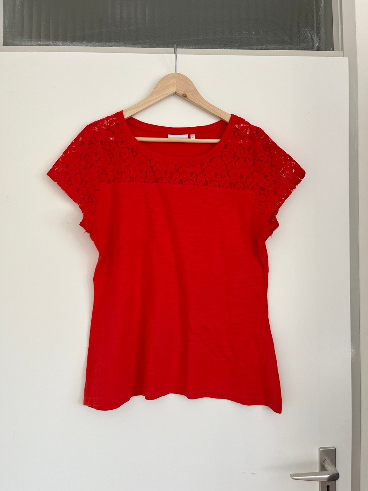 Rood shirt met kanten details, maat 40/L van Yessica / C&A, Kleding | Dames, Maat 38/40 (M), Ophalen of Verzenden, Zo goed als nieuw