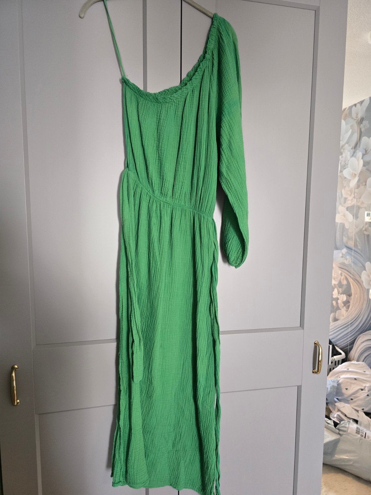 Prachtige one shoulder dress ademende tetrastof, Kleding | Dames, Jurken, Maat 38/40 (M), Verzenden, Nieuw, Onder de knie