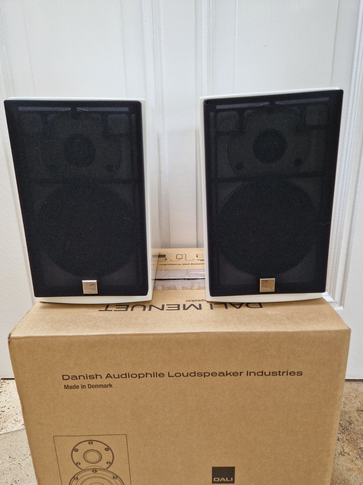 Dali Menuet - Wit hoogglans, Ophalen of Verzenden, Zo goed als nieuw, Boekenplank luidspreker, Minder dan 60 watt