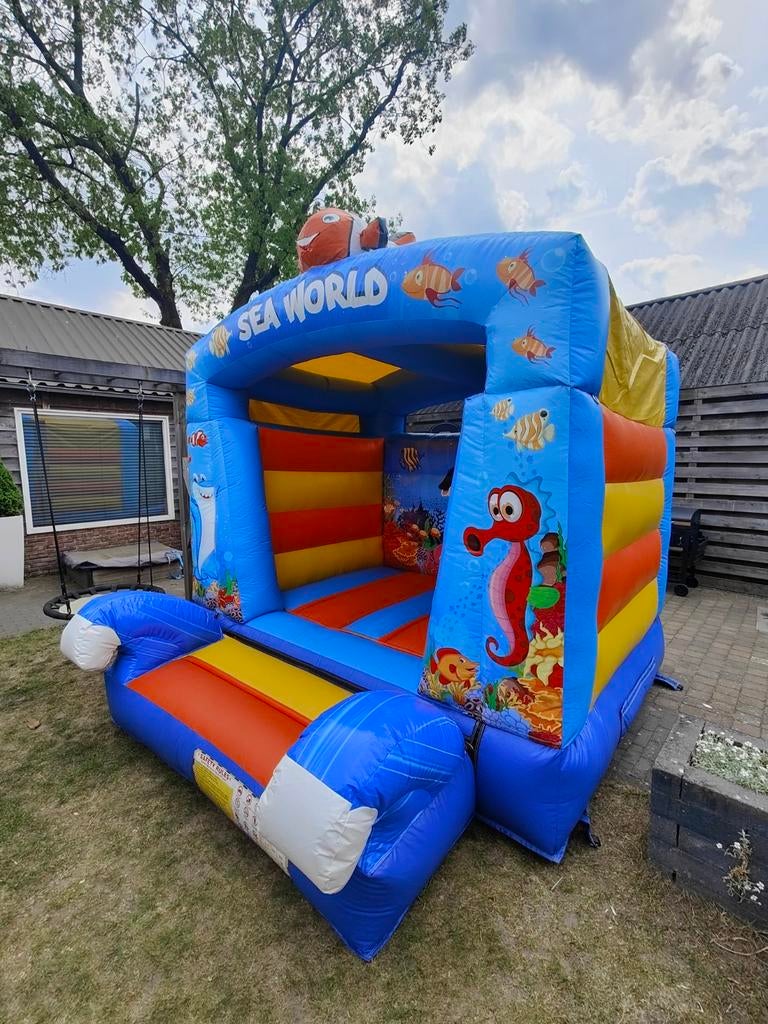 Springkussen te koop 2 jaar oud Sea World met certificering, Hobby en Vrije tijd, Feestartikelen | Verhuur, Ophalen, Zo goed als nieuw