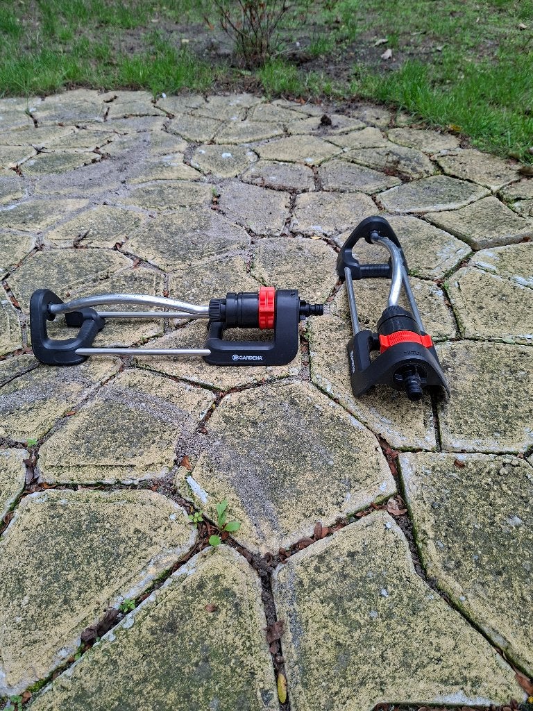 2 Gardena zwenksproeiers met slang en koppelingen, Ophalen of Verzenden, Gebruikt, Zwenksproeier