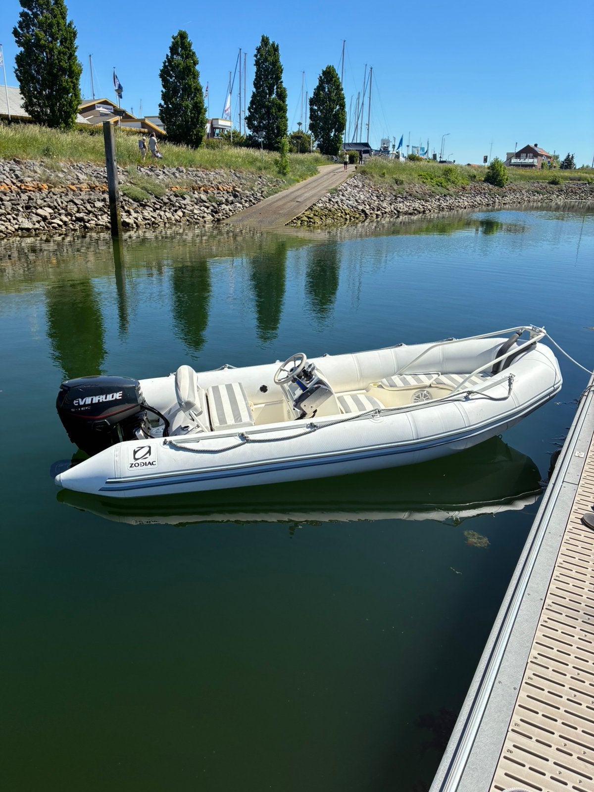 Zodiac yachtline 420 + 40 pk evinrude e-tec en riba trailer, Ophalen, Zo goed als nieuw, Afdekzeil, Zodiac