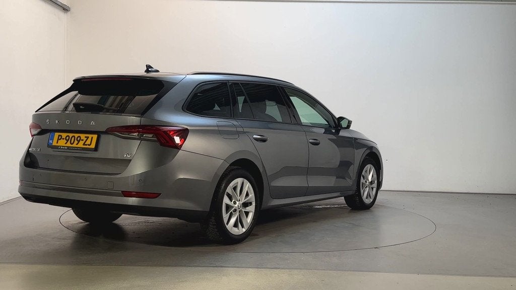 Skoda Octavia Combi 1.4 TSI iV PHEV Business Edition Camera, Auto's, Skoda, Stof, Gebruikt, 4 cilinders, Plug-in hybride