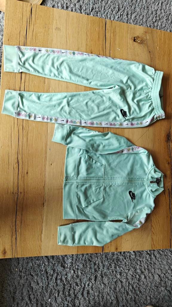 Nike trainingspak maat 116-122, Kinderen en Baby's, Kinderkleding | Maat 146, Meisje, Sport- of Zwemkleding, Ophalen of Verzenden