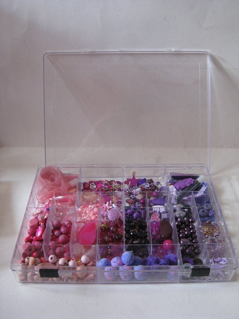 Doos kralen + onderdelen sieraden maken / roze paars, Ophalen, Zo goed als nieuw, Kraal
