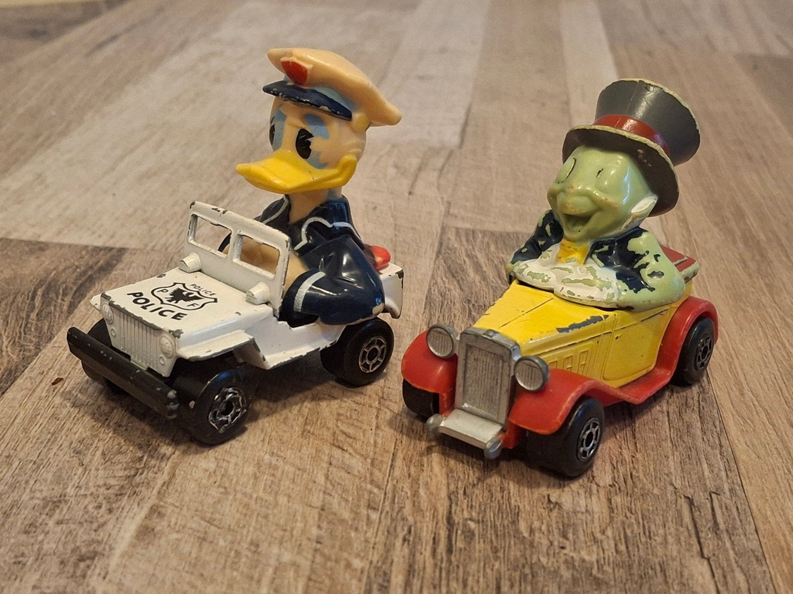 Matchbox 2 stuks auto's 1:43 Donald Duck en Jiminy Cricket, Verzamelen, Ophalen of Verzenden, Donald Duck, Gebruikt, Beeldje of Figuurtje
