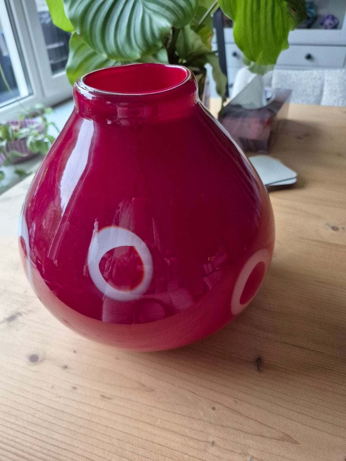 Grote vintage vaas jaren '70 Murano rood met witte cirkels, Ophalen