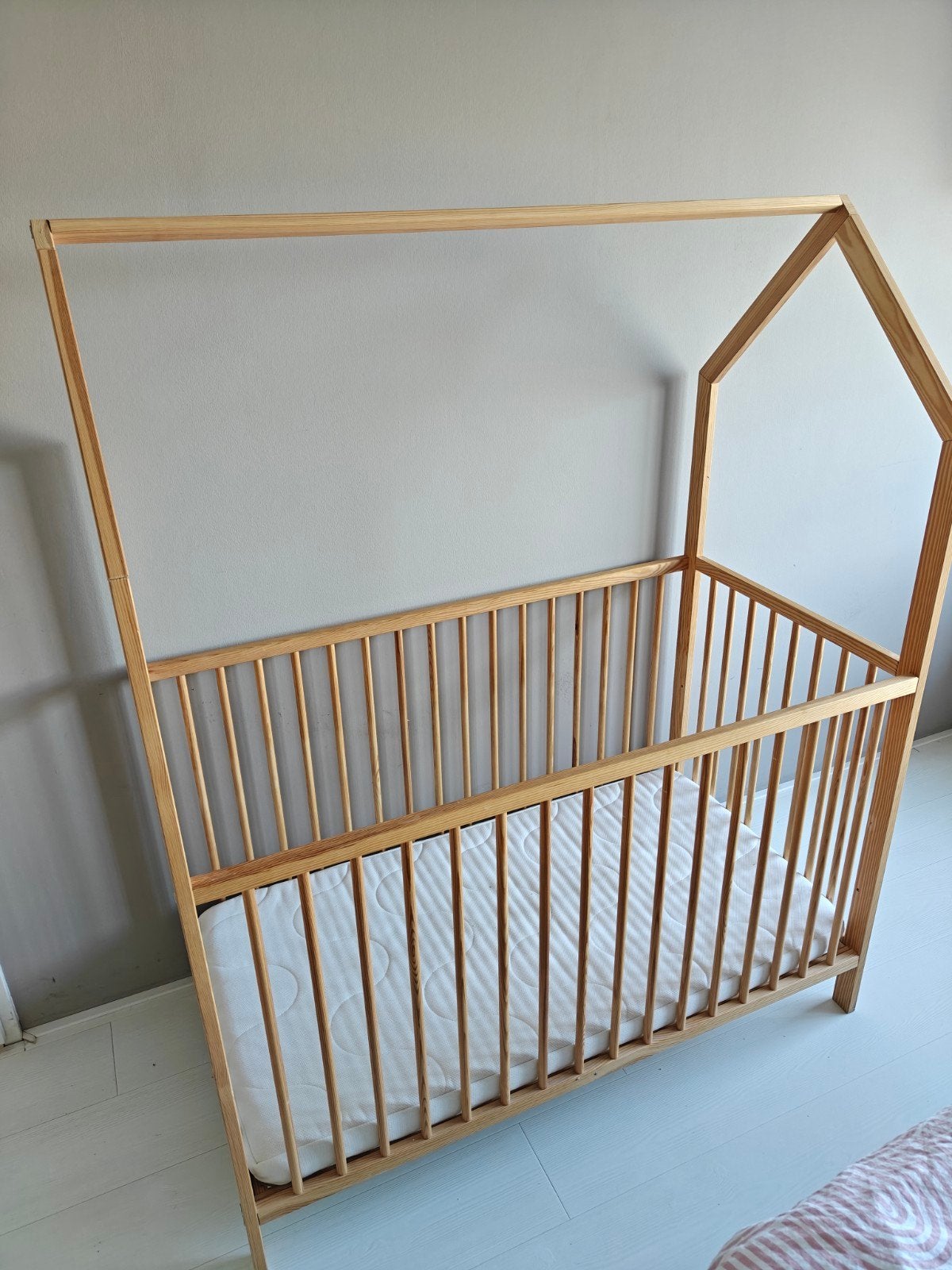 Houten babybed/peuterbed huisje inclusief matras, Kinderen en Baby's, Ophalen, Zo goed als nieuw, Minder dan 140 cm, Matras
