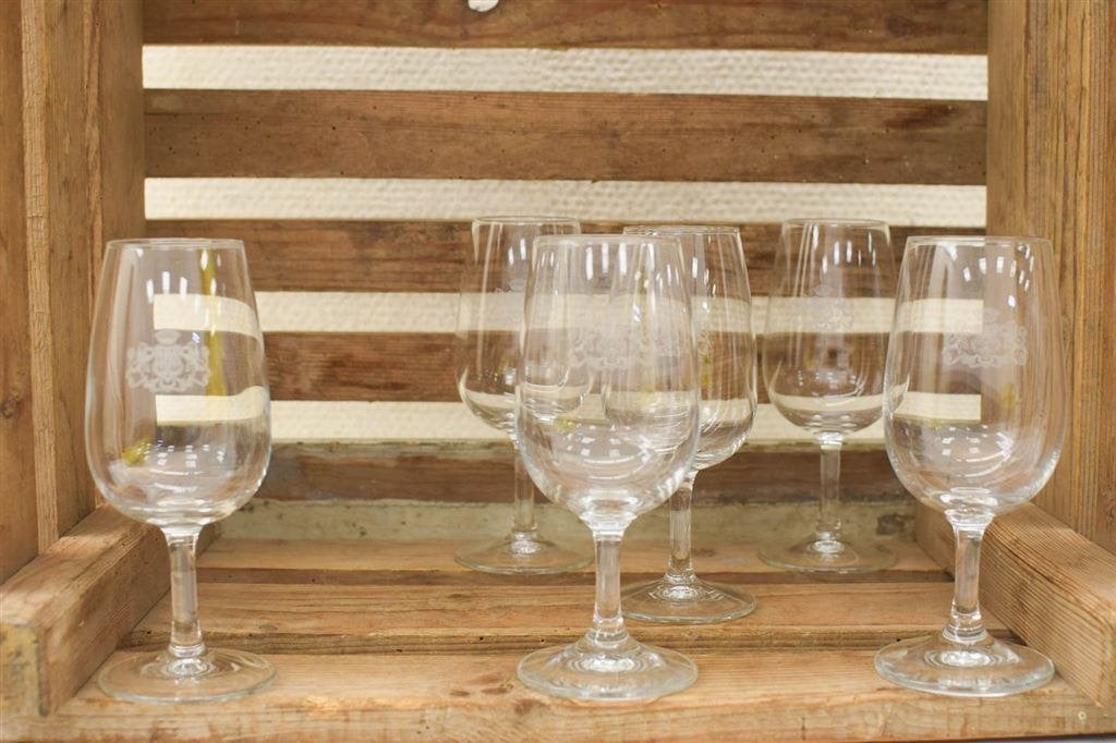 6 stuks wijnglazen op voet in het glas is een Wapenschild ge, Gebruikt, Ophalen of Verzenden, Bord(en), Overige stijlen