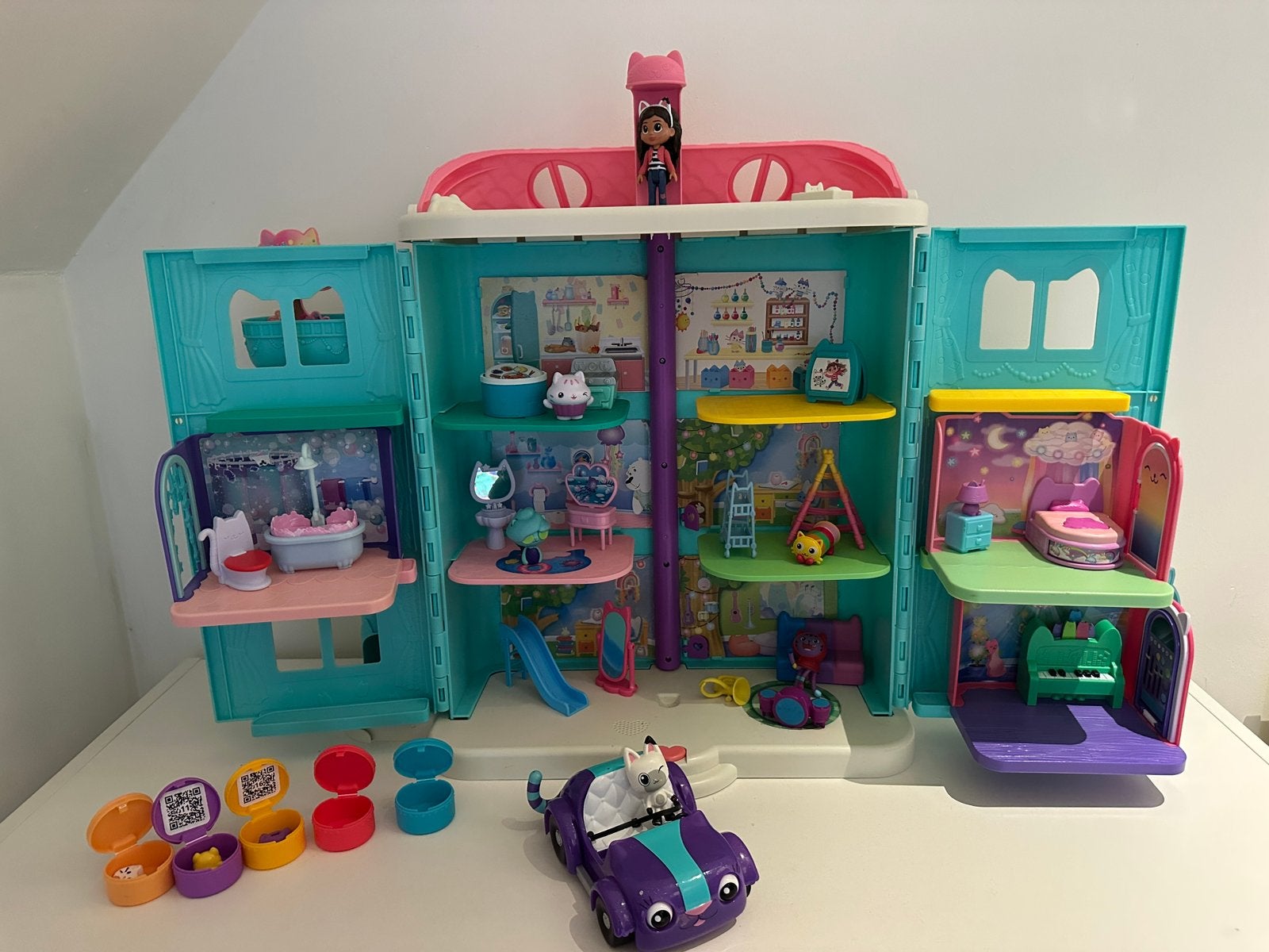 Gabby poppenhuis met poppetjes en nog de doos, Ophalen of Verzenden, Zo goed als nieuw, Poppenhuis