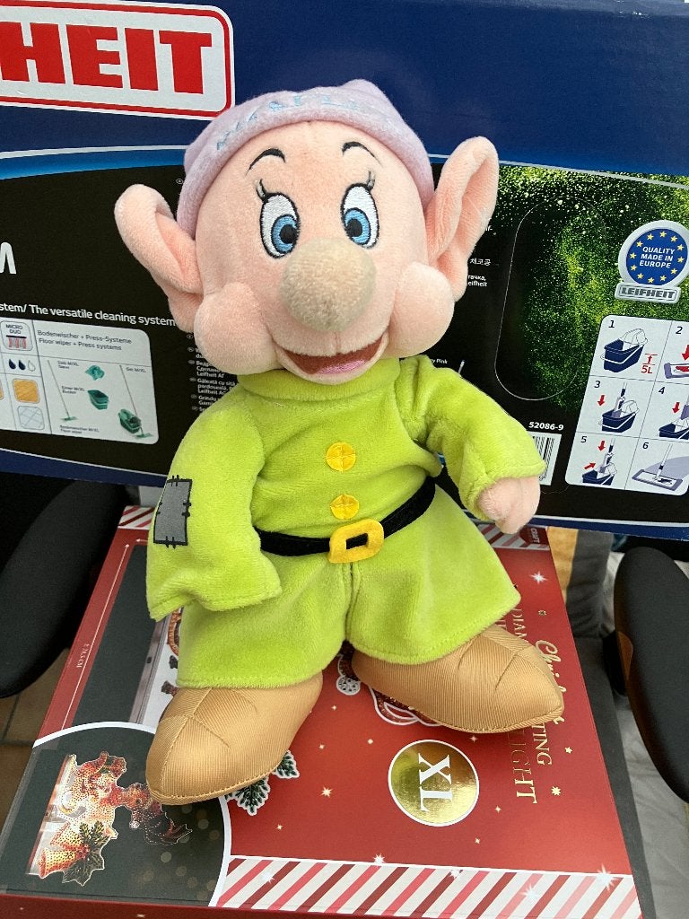 Dopey knuffel ( Disneyland Parijs ) Sneeuwwitje, Ophalen of Verzenden, Sneeuwwitje of Doornroosje, Zo goed als nieuw, Knuffel
