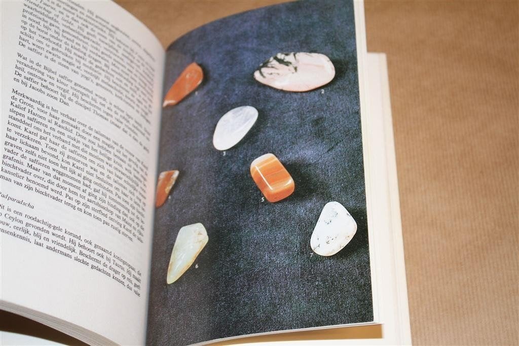 Verborgen krachten der edelstenen. Mellie Uyldert., Boeken, Ophalen of Verzenden, Gelezen, Overige onderwerpen, Achtergrond en Informatie