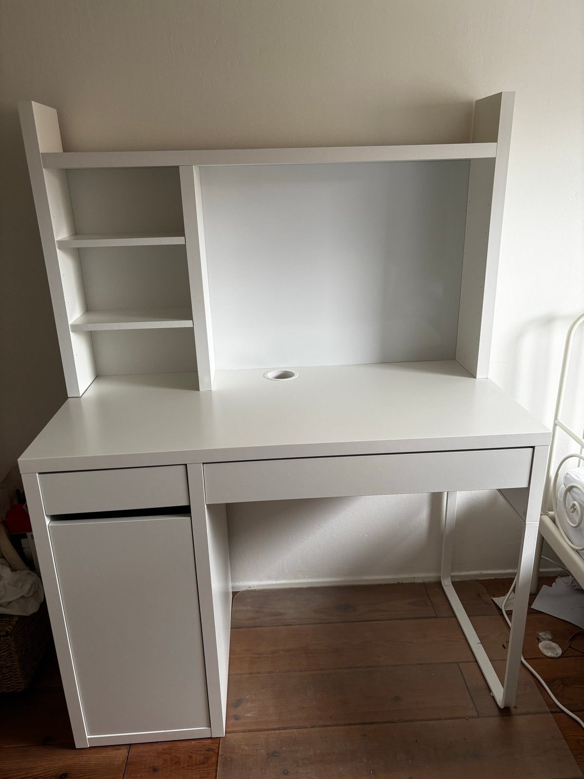 Wit bureau Micke (IKEA) met opbouw en opbergruimte, z.g.a.n., Ophalen, Met lades, Spaanplaat of MDF, Zo goed als nieuw