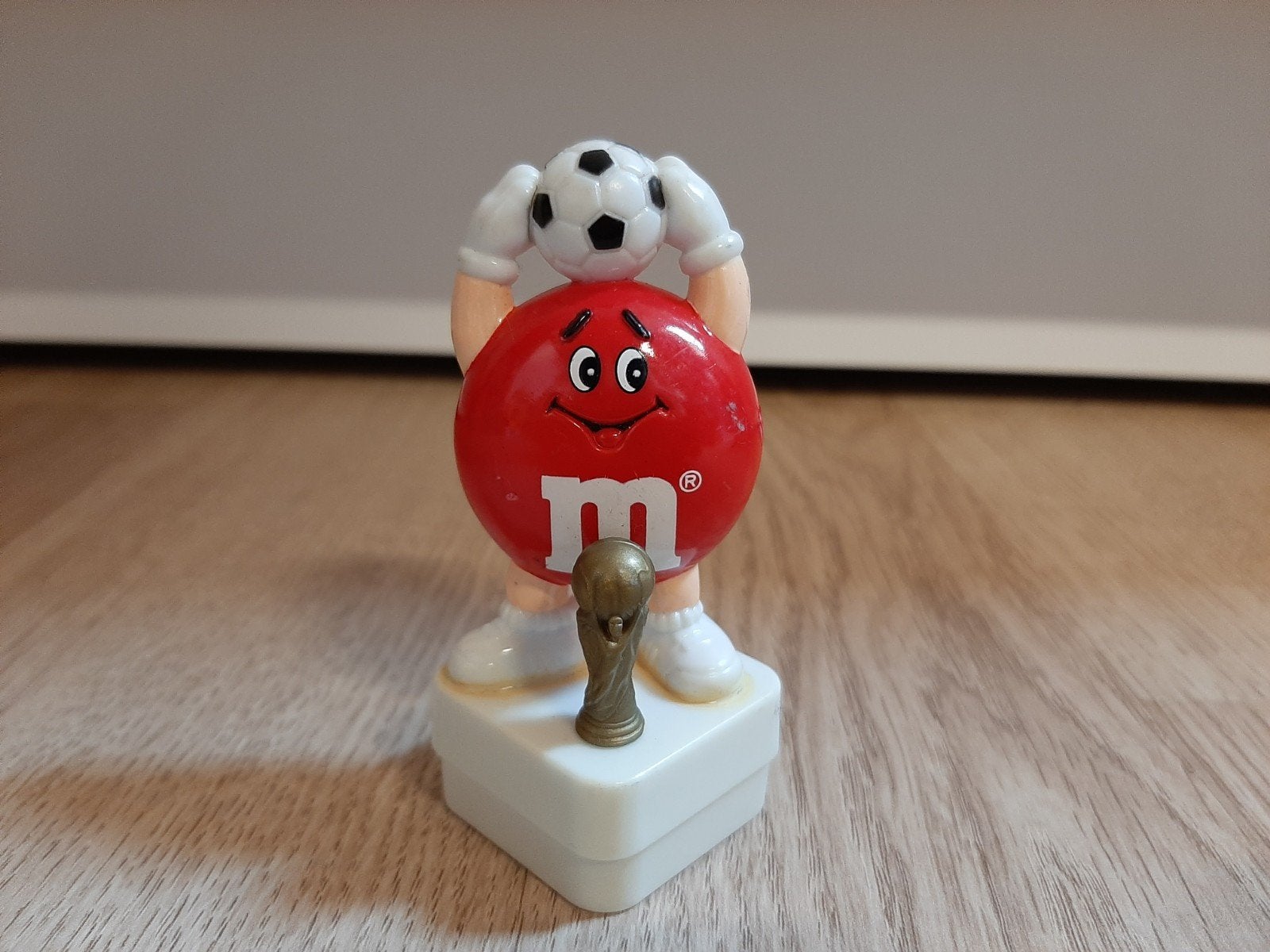 M&M poppetje voetbal WK 8 cm, Verzamelen, Poppetjes en Figuurtjes, Ophalen of Verzenden