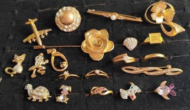 nr 21. Diverse broches en ringen hanger, Met kristal, Overige materialen, Verzenden, Minder dan 4 cm