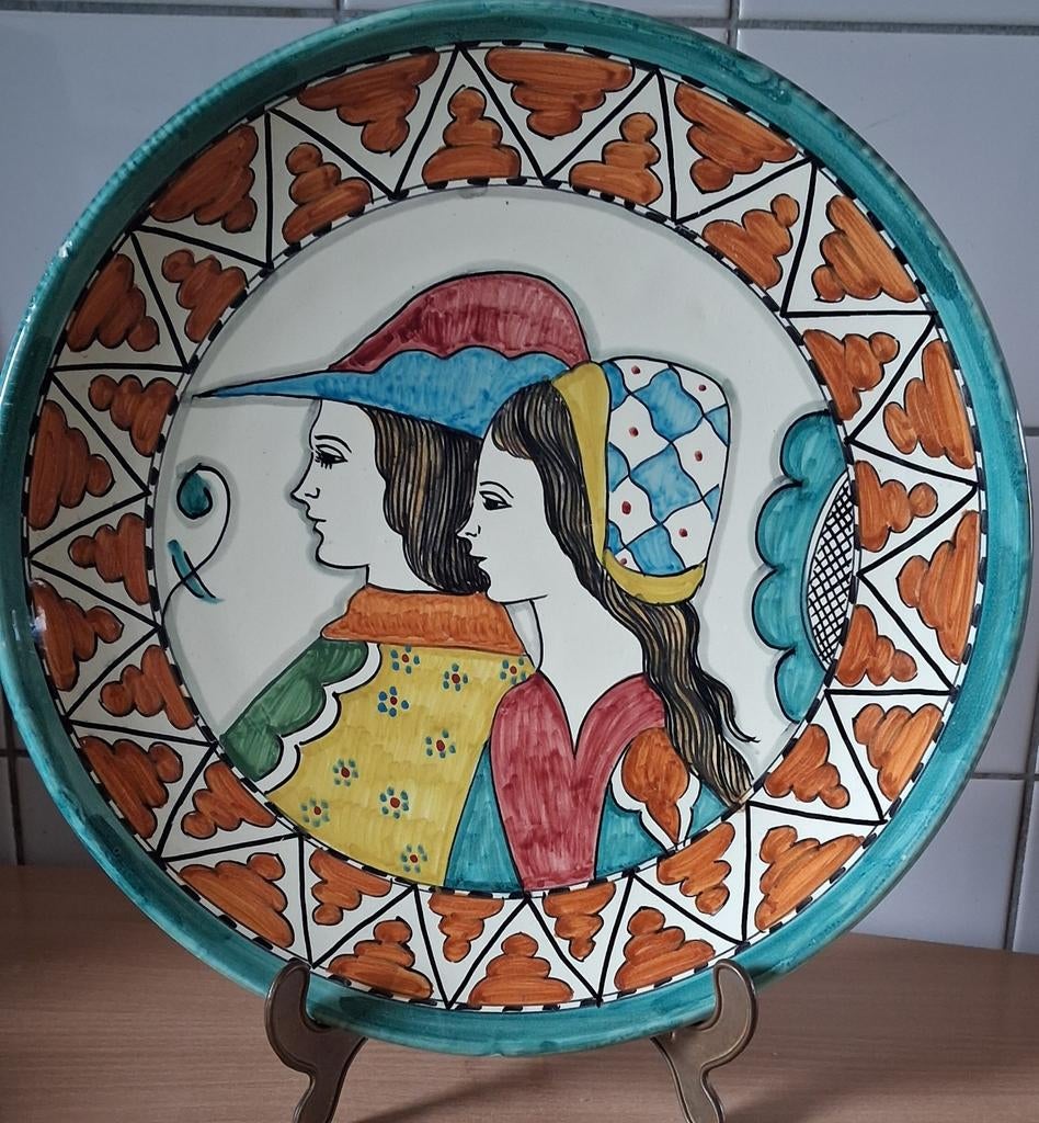 Wandbord.Cecconi Orvieto. Italy.Uomo e donna.Ø 30 cm. Sign., Ophalen