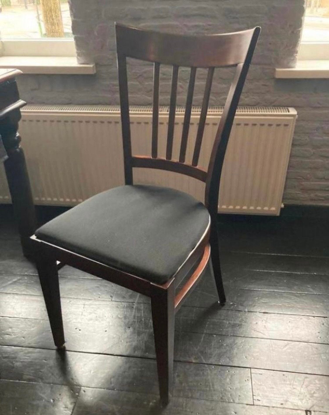 8 stuks donkerbruine houten stoel met skai lederen zitting, Ophalen