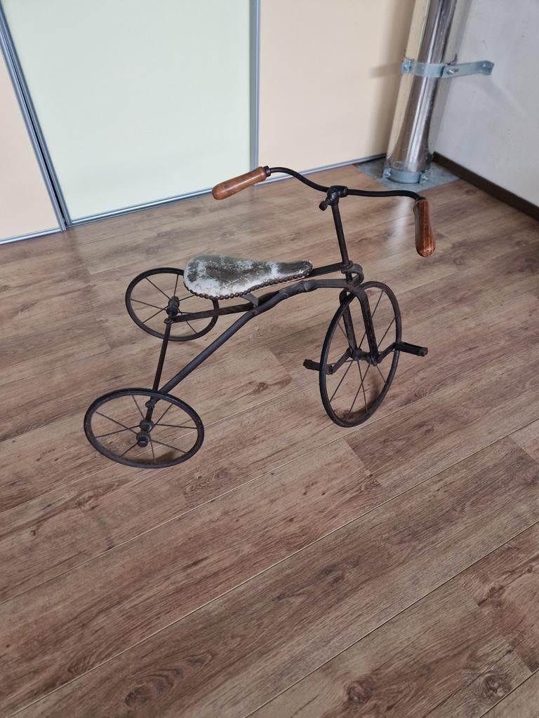 Ouderwetse kinderfietsje / driewieler - decoratie, Antiek en Kunst, Antiek | Speelgoed, Ophalen