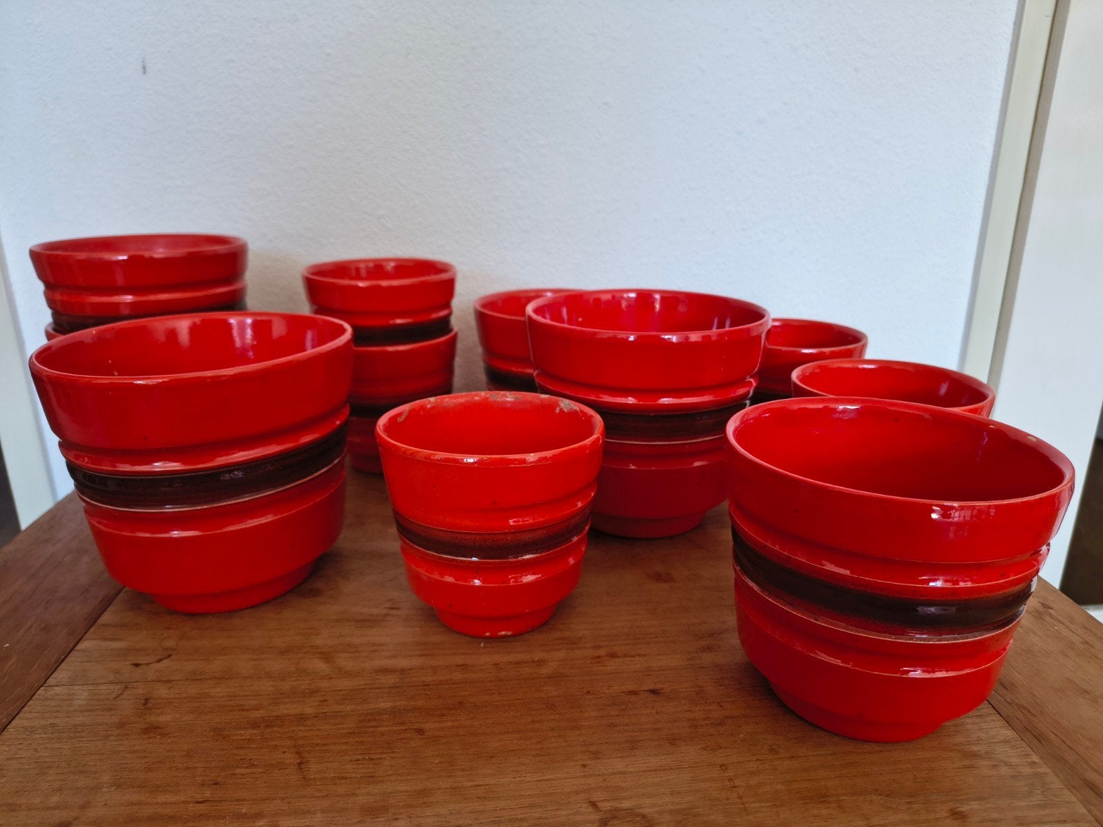 Set van 11 vintage rode bloempotten met bruine band, Ophalen