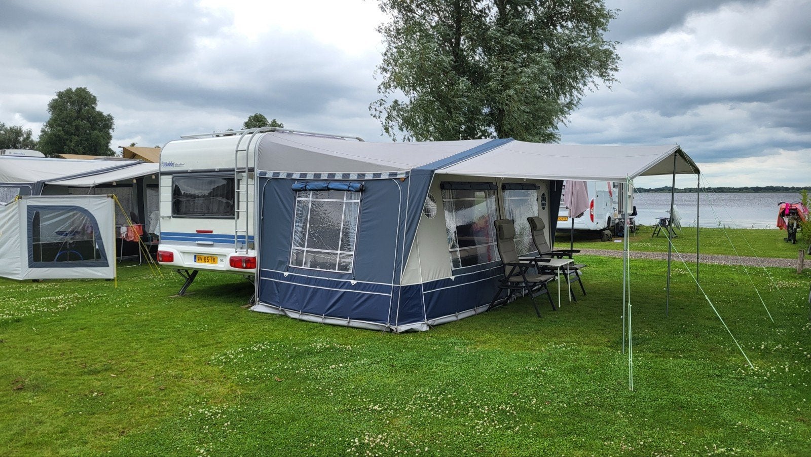 Hobby Excellent caravan met voortent en complete inboedel, Voortentlamp, Rondzit, Hobby, Dwarsbed