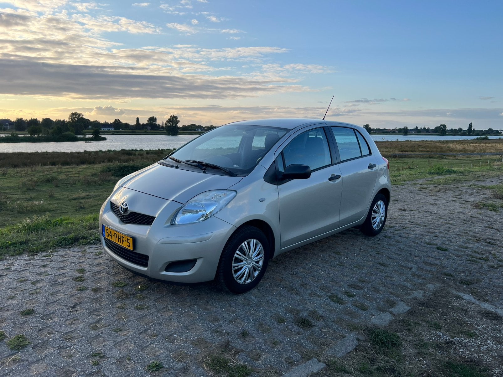 Toyota Yaris 1.0 12V Vvt-i 5DR Terra 2011 Beige/champagne