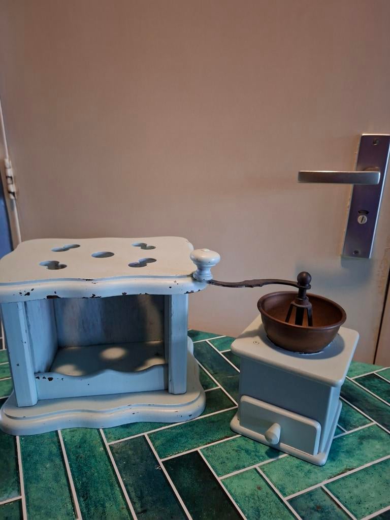 Oude stoof en koffiemolen, Ophalen
