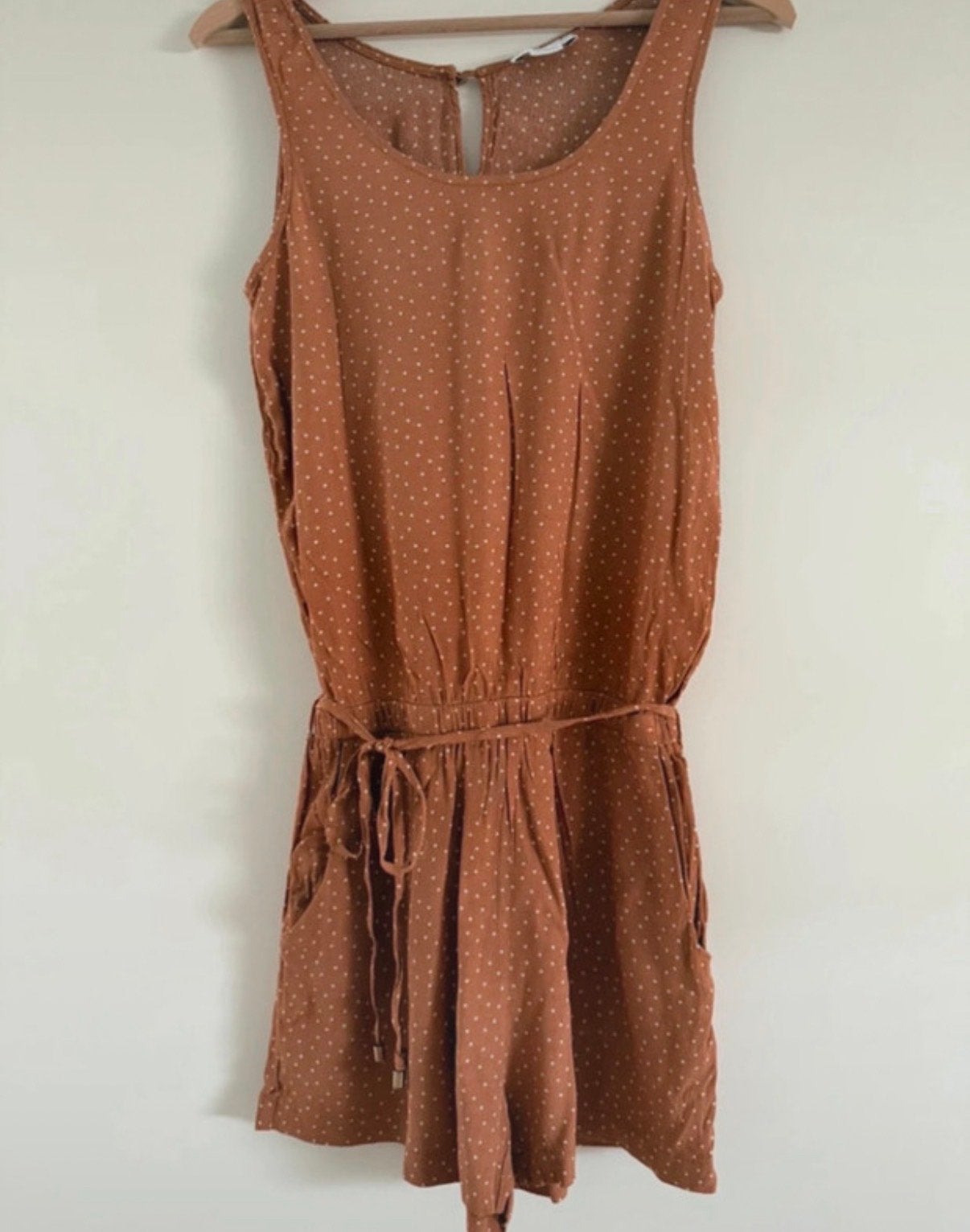 Bruine playsuit met stippen - Maat S cotton club, Kleding | Dames, Jumpsuits, Ophalen of Verzenden, Gedragen, Maat 36 (S), Bruin
