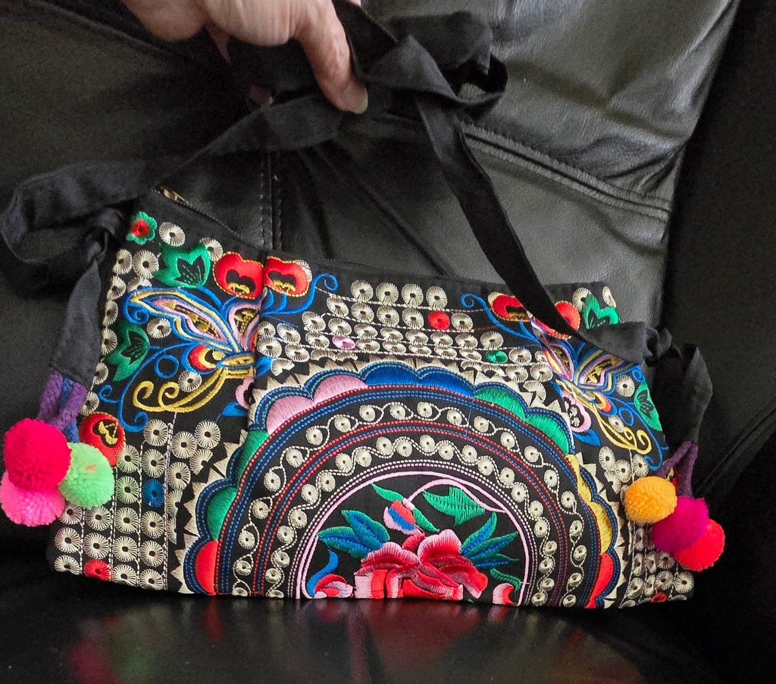 Geborduurde schoudertas met kleurrijke pompons, Ophalen of Verzenden, Nieuw, Overige kleuren, Schoudertasje