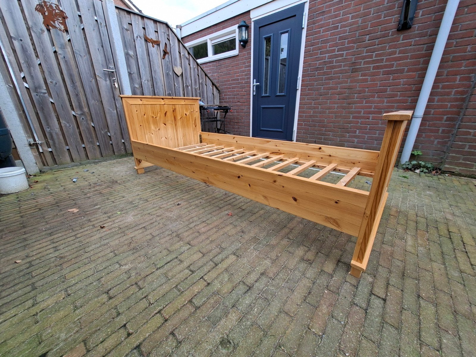 Massief houten eenpersoonsbed met lattenbodem, Huis en Inrichting, Ophalen, 90 cm, Eenpersoons, Bruin