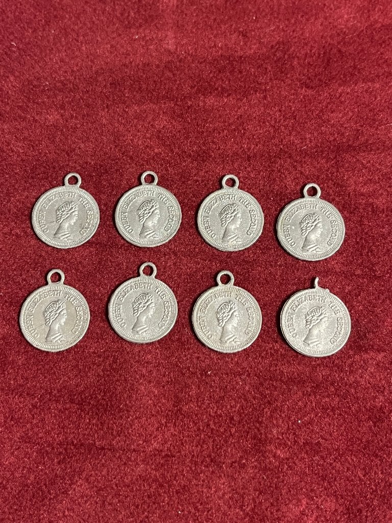 Vintage muntstijl hangers of bedels koningin Elizabeth II., Overige merken, Overige materialen, Gebruikt, Ophalen of Verzenden