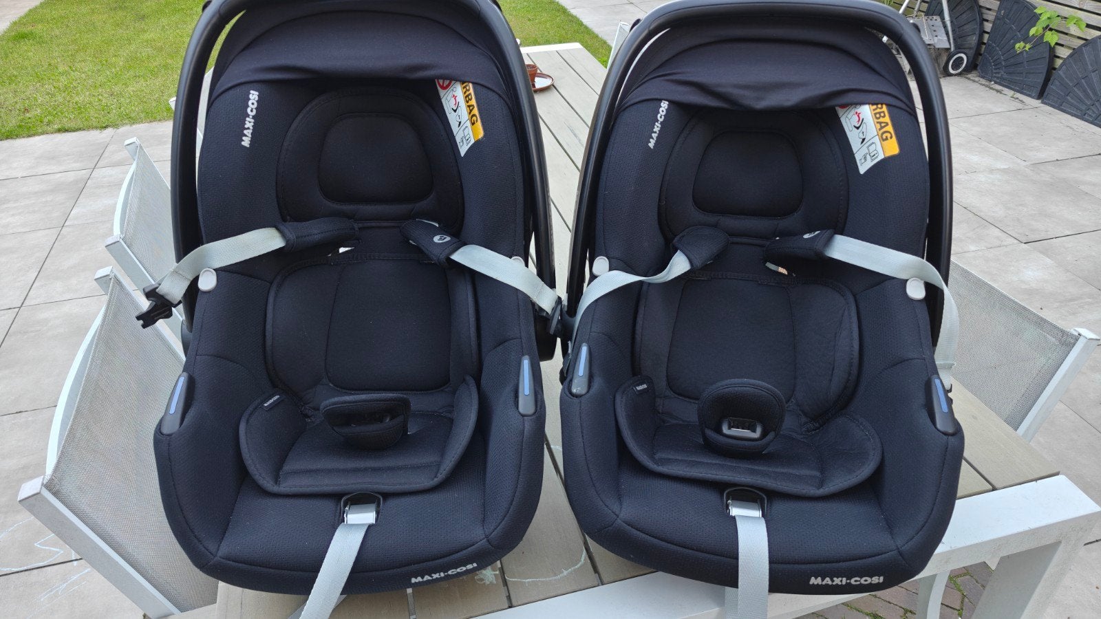 Tweeling Maxi Cosi met base en eventueel Jolein voetenzak, Ophalen, Zo goed als nieuw, Maxi-Cosi, Isofix