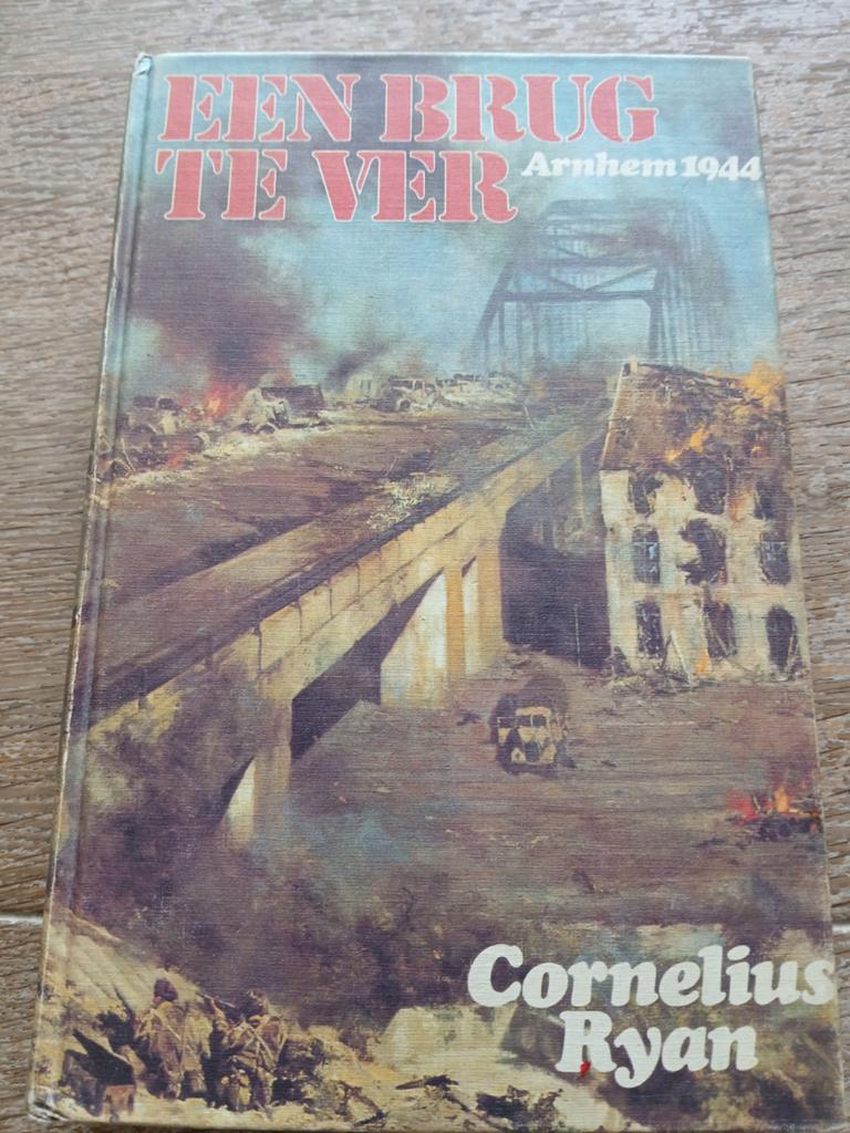 Boek Een Brug Te Ver door Cornelius Ryan, Boeken, Oorlog en Militair, Ophalen of Verzenden, Tweede Wereldoorlog, Gelezen
