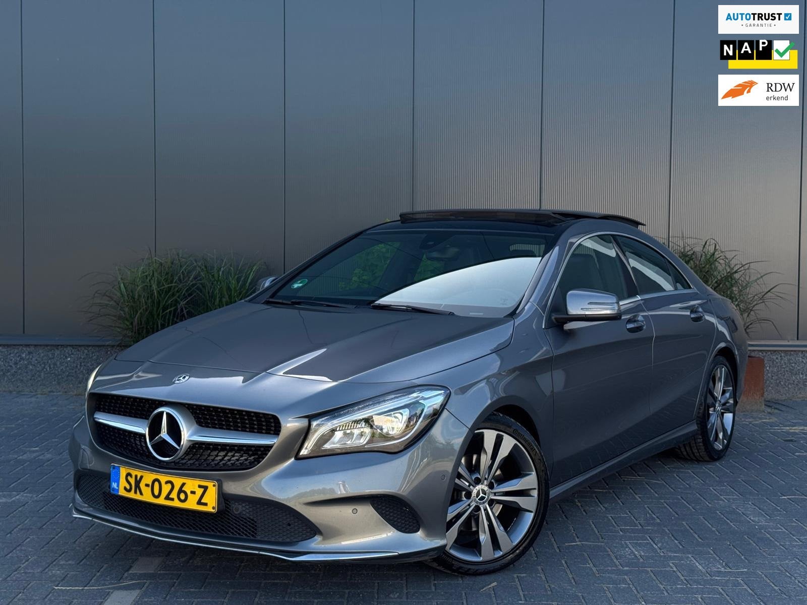 Mercedes-Benz CLA-klasse 180 Prestige 7g aut PANO | LEDER |, Gebruikt, 4 cilinders, Leder en Stof, 122 pk