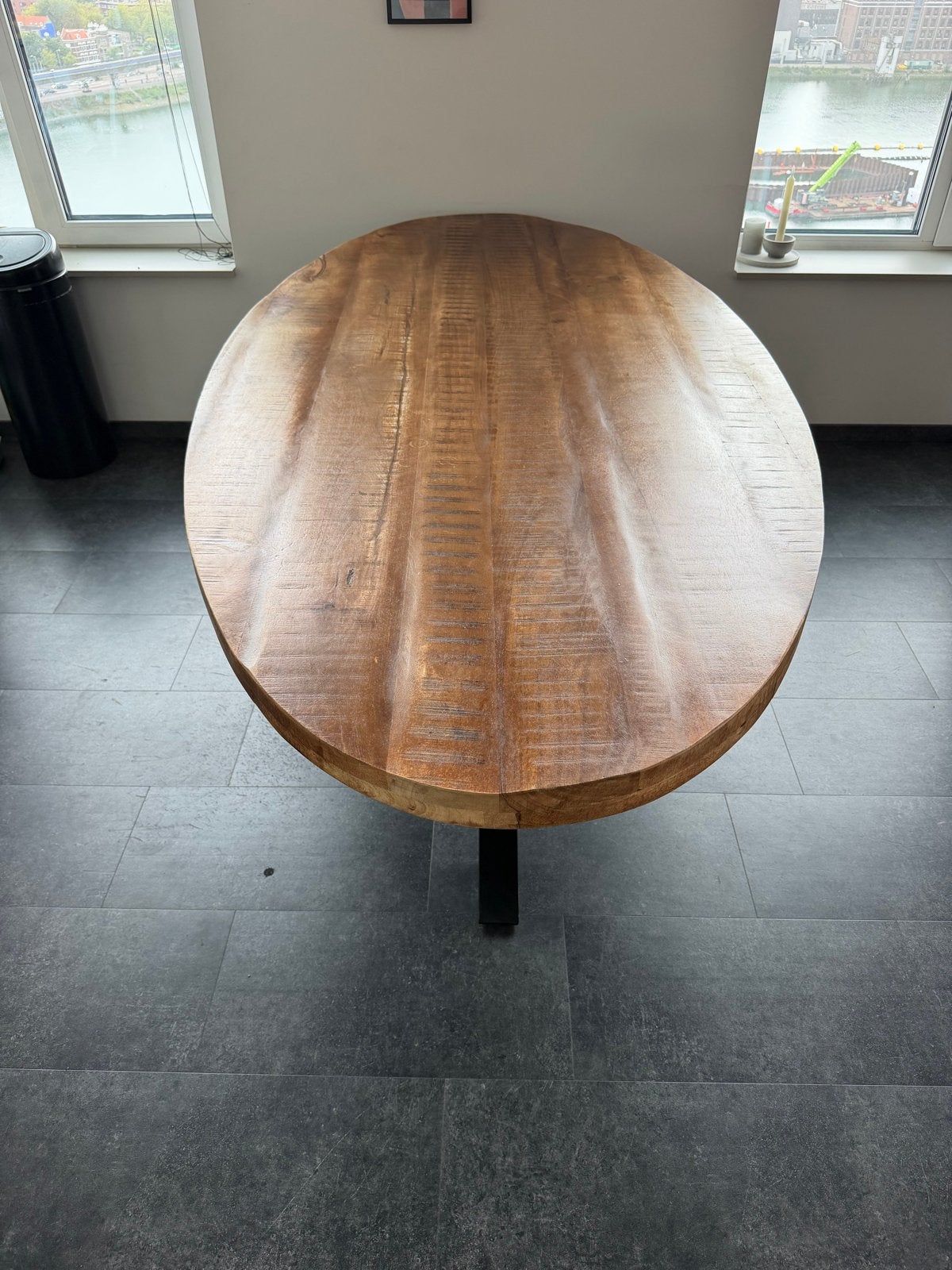 Ovale eettafel van mangohout met metalen spinpoot, Ophalen, 100 tot 150 cm, 200 cm of meer, Zo goed als nieuw