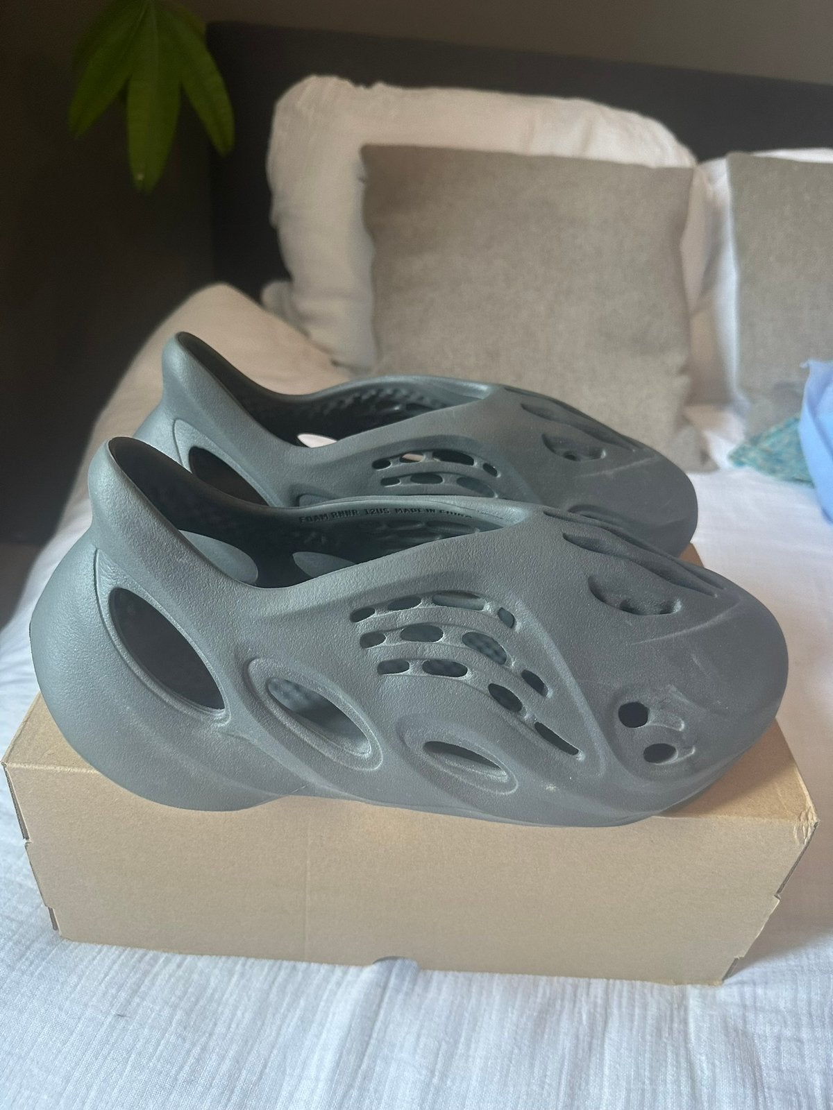Yeezy foam runner onyx 46, Kleding | Heren, Schoenen, Verzenden, Gedragen, Zwart