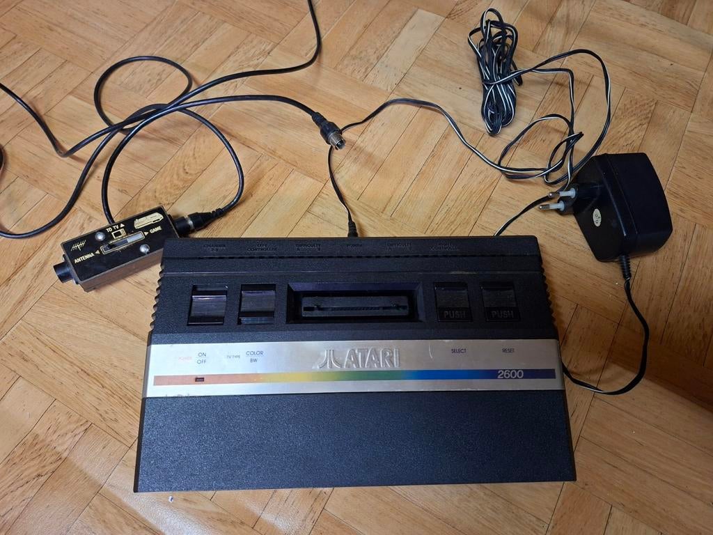 Klassieke Atari 2600 console met TV-schakelaar, Spelcomputers en Games, Spelcomputers | Atari, Ophalen of Verzenden, Gebruikt