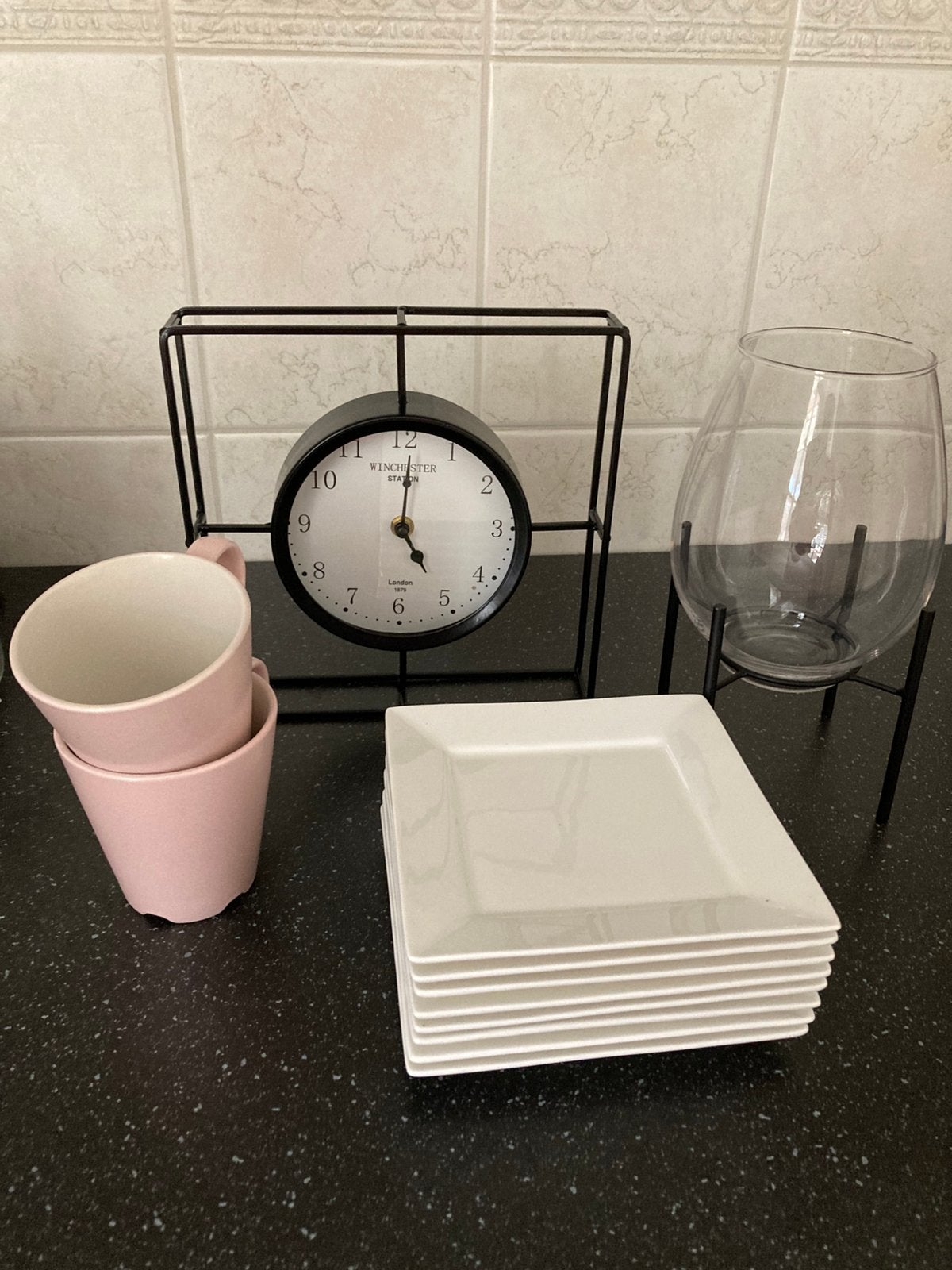 Klok, Vaas, 8 Gebaksbordjes en 2roze IKEA Bekers, Ophalen of Verzenden, Zo goed als nieuw, Bord(en), Overige stijlen
