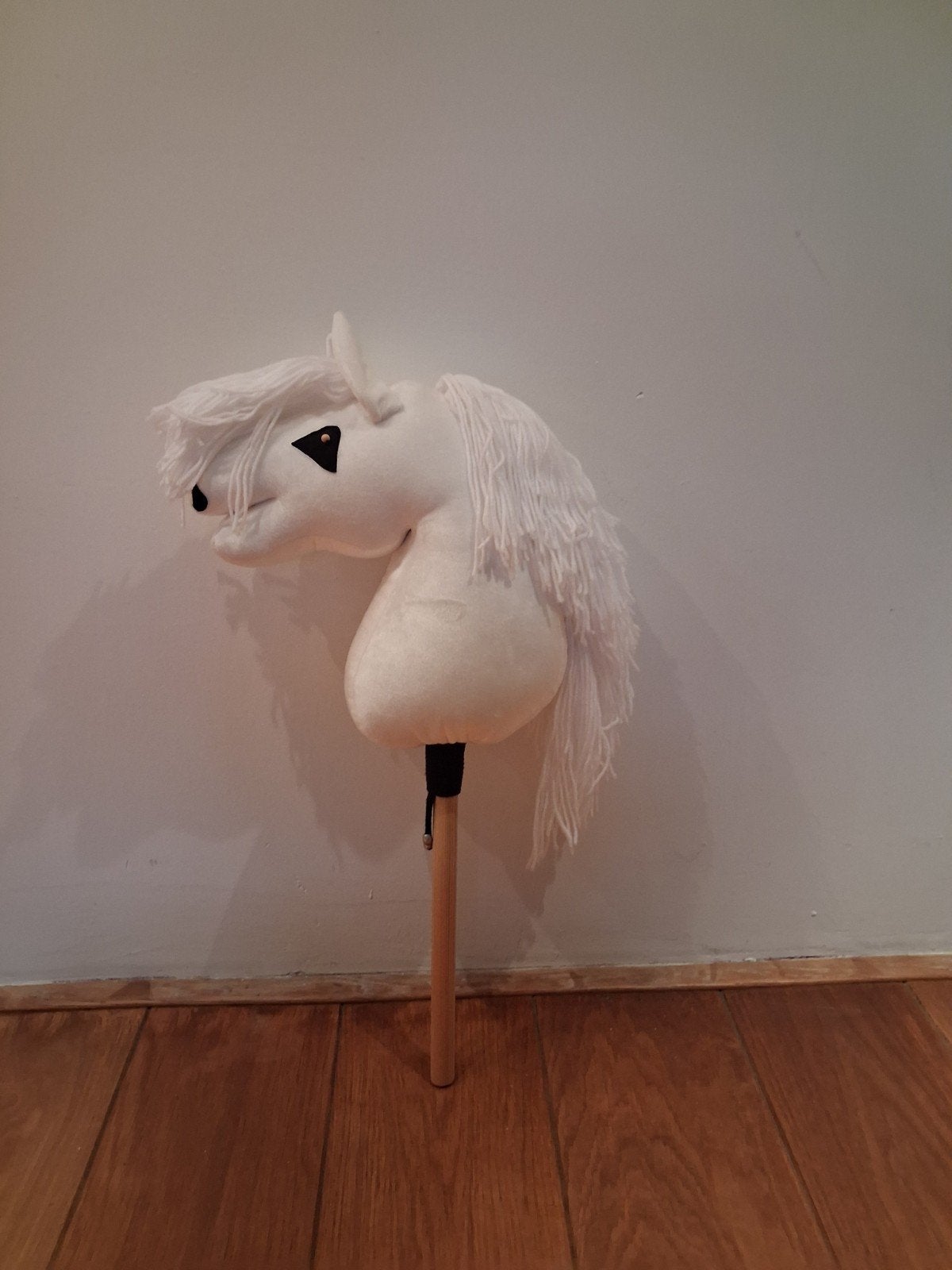 2 Hobbyhorses beige en wit. Accessoires zijn niet inclusief, Ophalen, Zo goed als nieuw