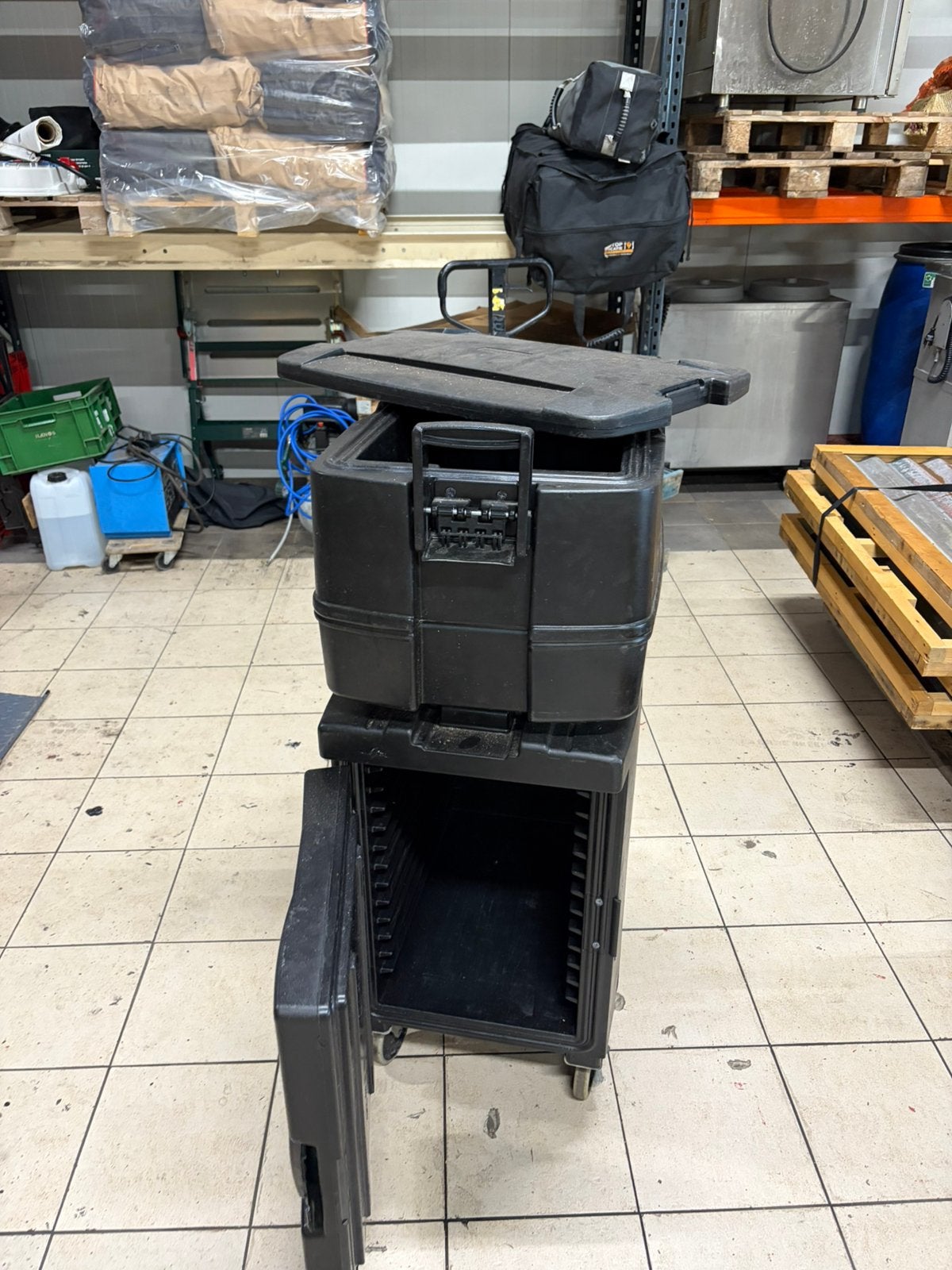Rubbermaid thermowagen thermobox catering, Ophalen